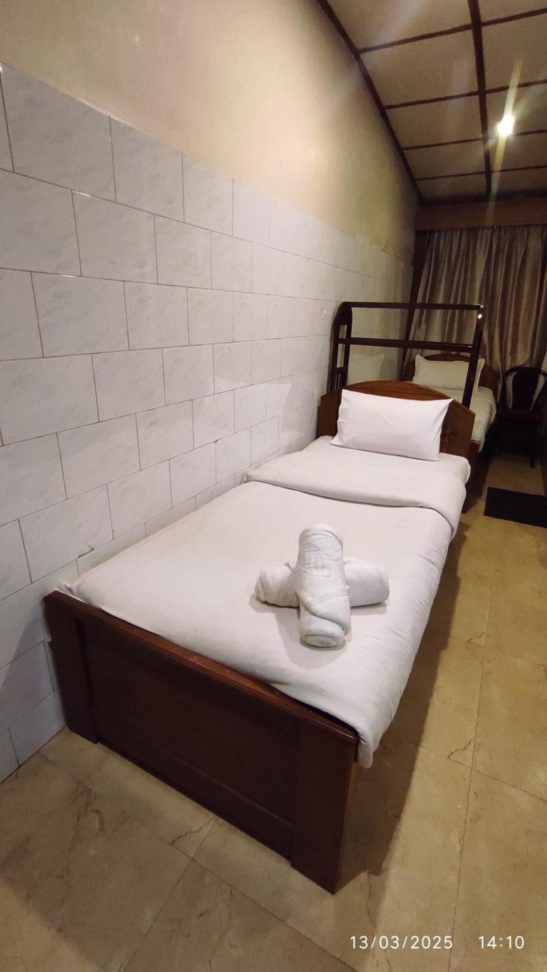 Baba Tourist Lodge 西隆 外观 照片