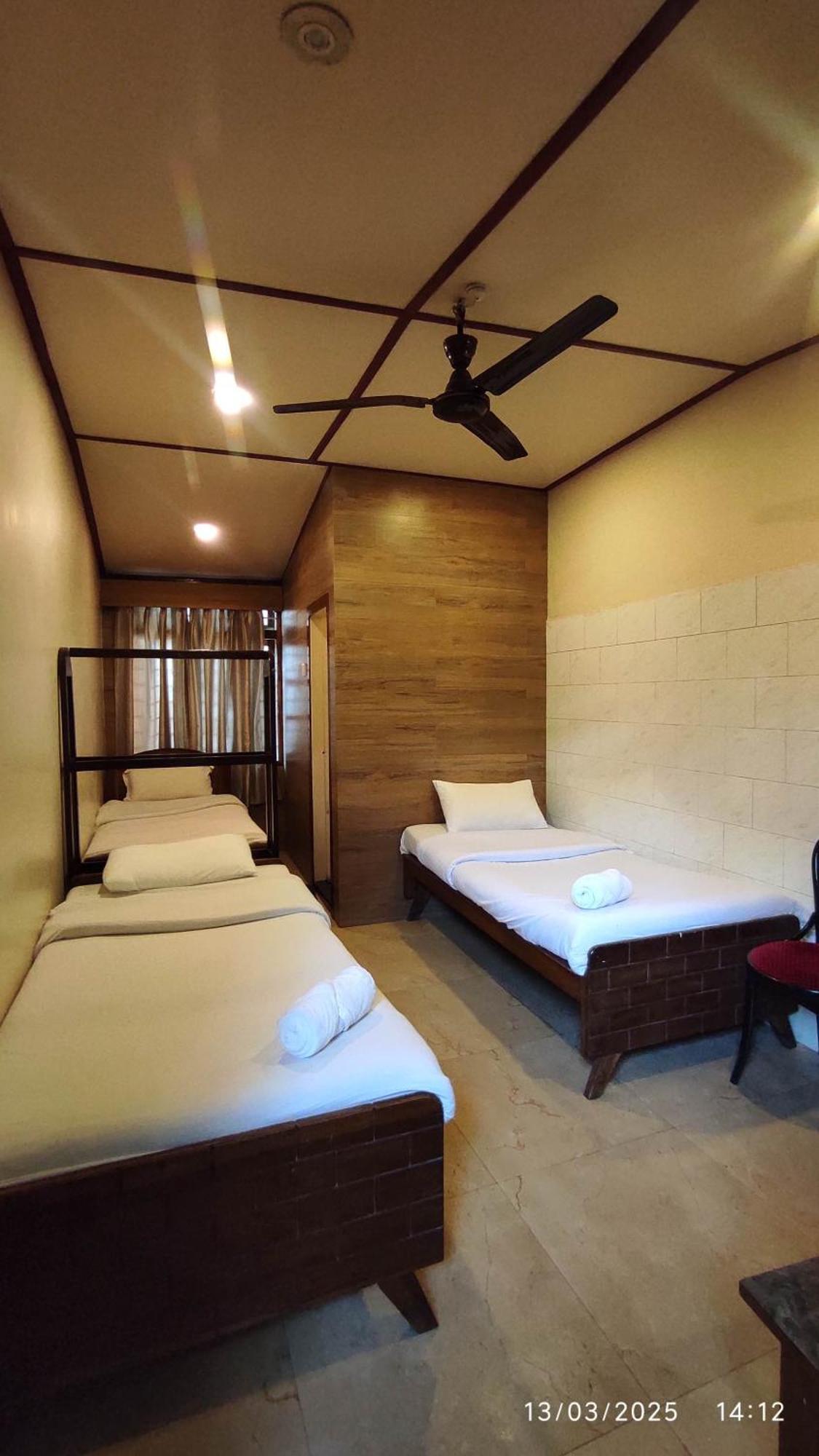 Baba Tourist Lodge 西隆 外观 照片