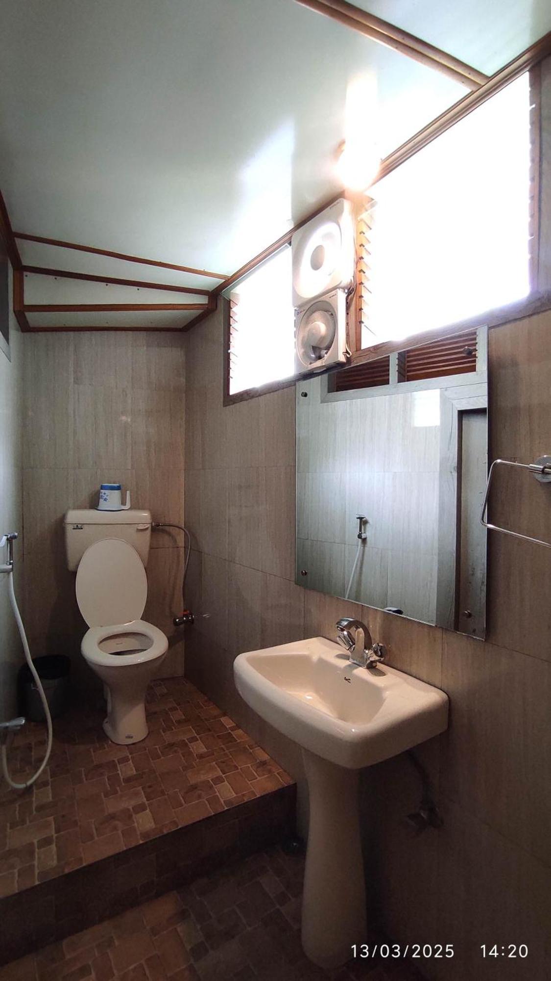 Baba Tourist Lodge 西隆 外观 照片