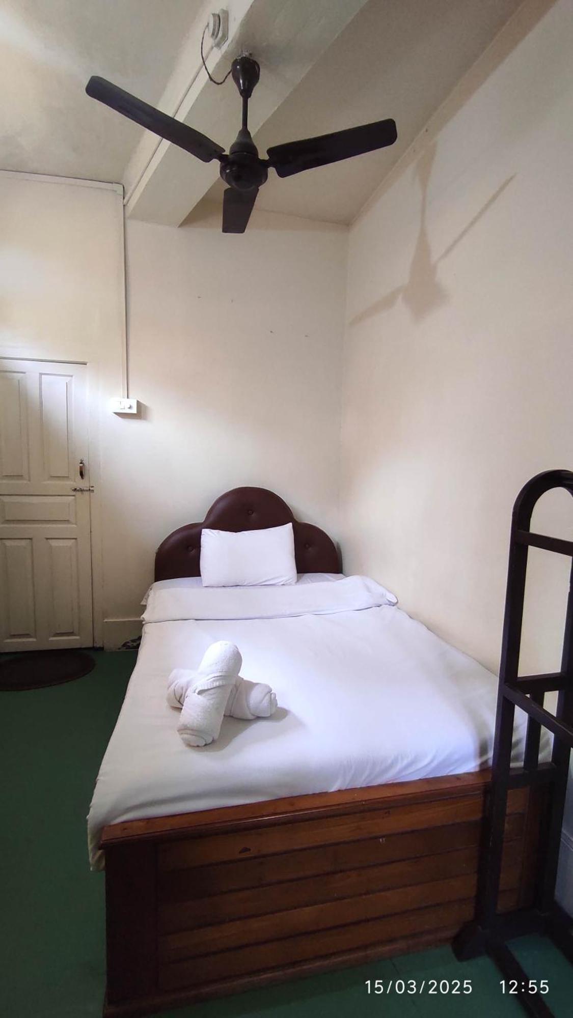 Baba Tourist Lodge 西隆 外观 照片